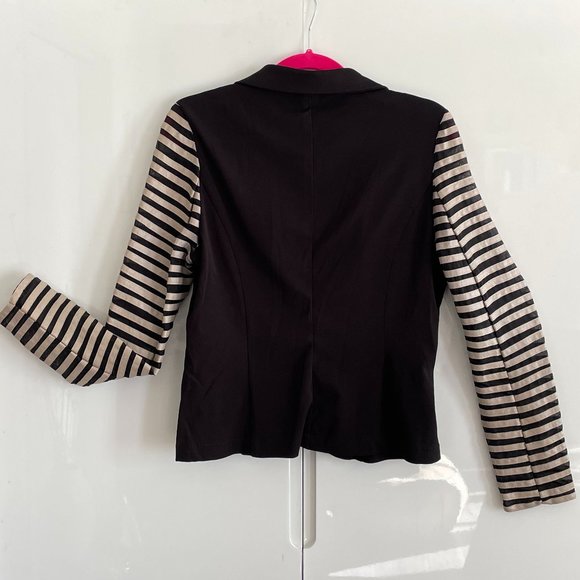Medium black fitted blazer with collar, button closure and unique striped sleeve - Picture 2 of 8